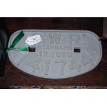 RAILWAYANA - A CAST IRON 'D-SHAPED WAGON PLATE' INSCRIBED "G.W.R (GREAT WESTERN RAILWAY) STANDARD 12