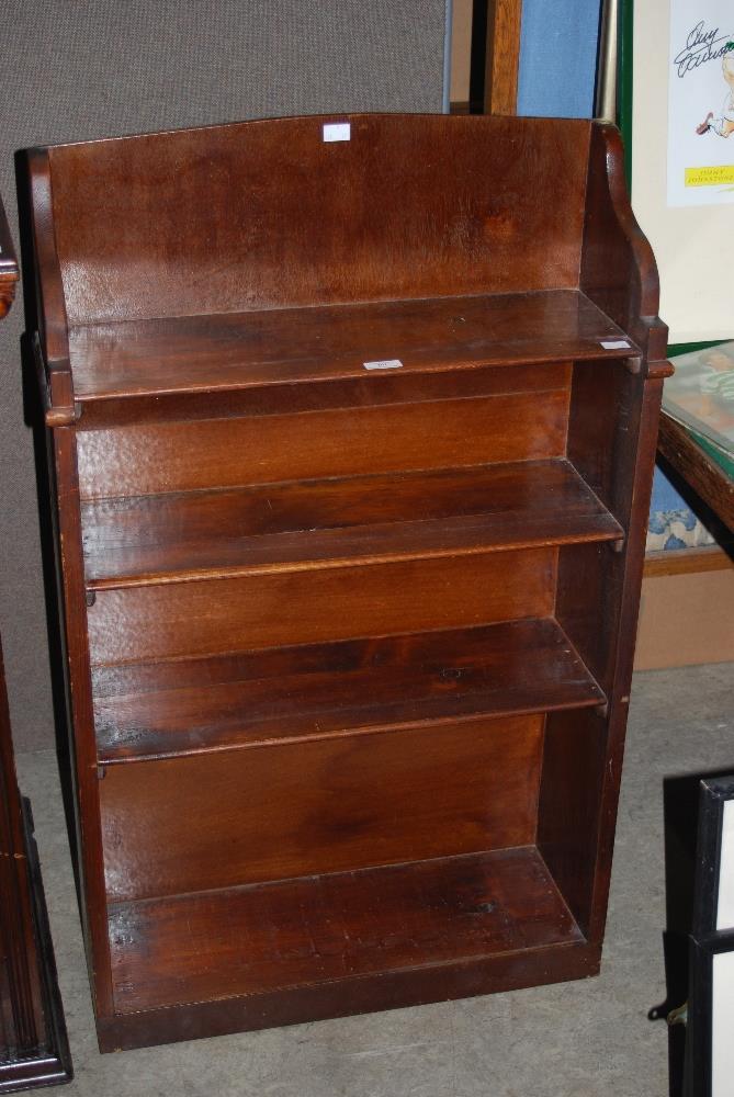 A 20TH CENTURY SMALL PINE THREE-TIER FREESTANDING BOOKCASE, 141CM HIGH.