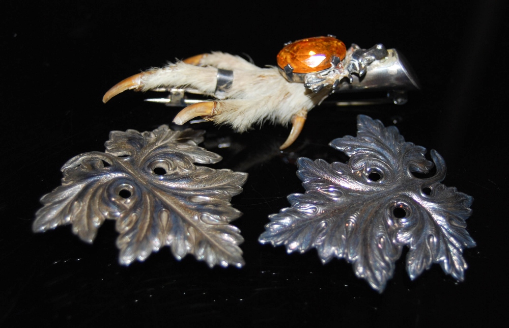 SILVER MOUNTED CLAW BROOCH WITH STAG HEAD DETAIL, TOGETHER WITH A PAIR OF WHITE METAL LEAF SHAPED