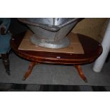A 20TH CENTURY REPRODUCTION MAHOGANY COFFEE TABLE OF OVAL FORM, WITH TWO TURNED SUPPORTS HELD ON