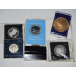 COLLECTION OF ASSORTED COMMEMORATIVE COINS AND MEDALS, TO INCLUDE TWO CHARLES PRINCE OF WALES