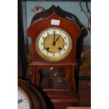 EARLY 20TH CENTURY MAHOGANY MANTEL CLOCK, THE TWIN TRAIN BRASS MOVEMENT STRIKING THE FULL AND HALF