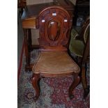 A LATE 19TH / EARLY 20TH CENTURY CARVED MAHOGANY HALL CHAIR, THE BALLOON SHAPED BACK CARVED WITH