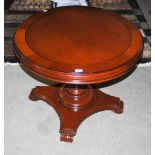 A MODERN MAHOGANY ROUND CENTRE TABLE ON A TURNED SINGLE SUPPORT WITH A SHAPED BASE AND FOUR SCROLL