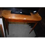 EARLY 20TH CENTURY MAHOGANY BANDED SIDE TABLE OF ROUNDED RECTANGULAR FORM, THE TOP AND BODY INLAID