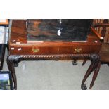 A 20TH CENTURY MAHOGANY SIDE TABLE, THE BODY WITH TWO DRAWERS ON FOUR CABRIOLE FEET WITH ACANTHUS