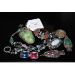 COLLECTION OF ASSORTED JEWELLERY TO INCLUDE EARLY 20TH CENTURY WHITE METAL AND GREEN CABOCHON