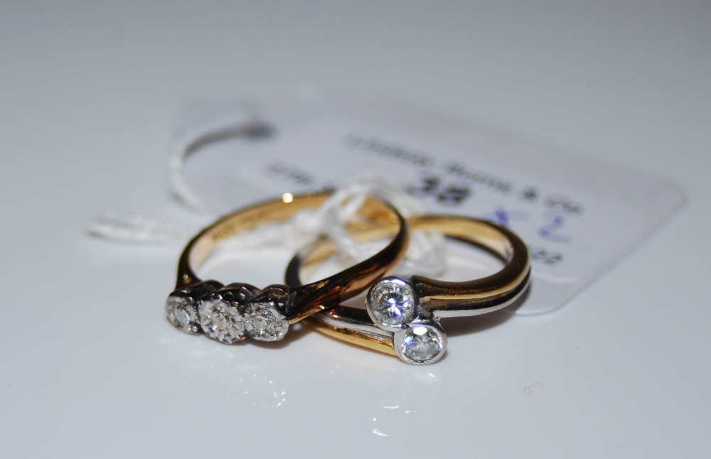 AN 18CT WHITE AND YELLOW GOLD TWO STONE DIAMOND RING, TOGETHER WITH A YELLOW METAL THREE STONE