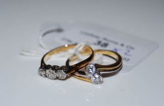AN 18CT WHITE AND YELLOW GOLD TWO STONE DIAMOND RING, TOGETHER WITH A YELLOW METAL THREE STONE