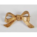 An 18ct gold Italian bow brooch, 4.2cm wide, gross weight 8.6 grams.
