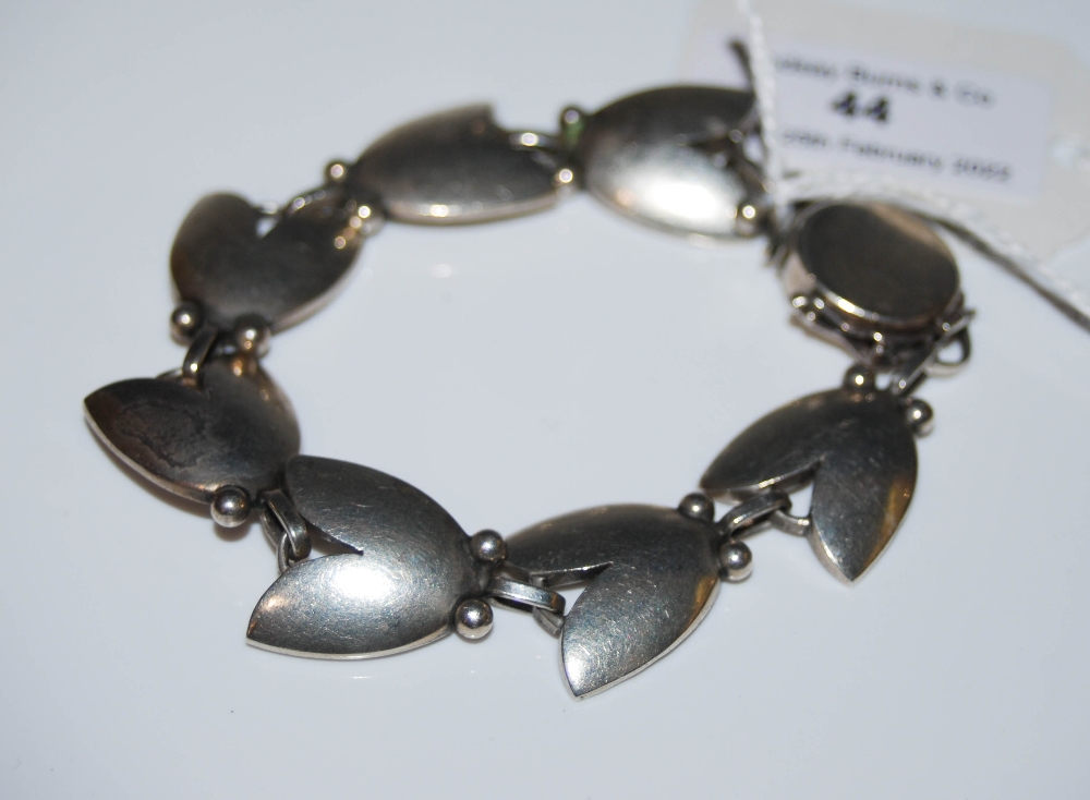 A MID 20TH CENTURY GEORG JENSEN SILVER TULIP PATTERN BRACELET, DESIGN 93, LONDON IMPORT DATED