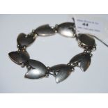 A MID 20TH CENTURY GEORG JENSEN SILVER TULIP PATTERN BRACELET, DESIGN 93, LONDON IMPORT DATED