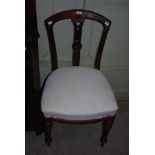 A 19TH CENTURY MAHOGANY SIDE CHAIR WITH WHITE CALICO UPHOLSTERED SEAT.