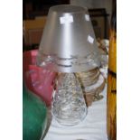 AN EARLY 20TH CENTURY CLEAR, FROSTED AND CUT GLASS TABLE LAMP AND SHADE