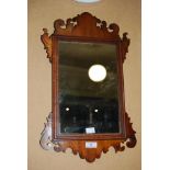 A SMALL GEORGIAN MAHOGANY WALL MIRROR, WITH PIERCED SCROLLING PEDIMENT DECORATION, 50CM HIGH