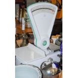 A 20TH CENTURY SET OF AVERY WHITE ENAMEL SHOP SCALES WITH 1LB SLIDING SCALE, UP TO 20LB, AND A