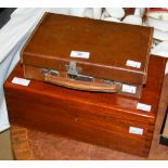 A MAHOGANY BOX CONTAINING A LARGE COLLECTION OF ASSORTED BUTTONS TOGETHER WITH A SMALL BROWN LEATHER