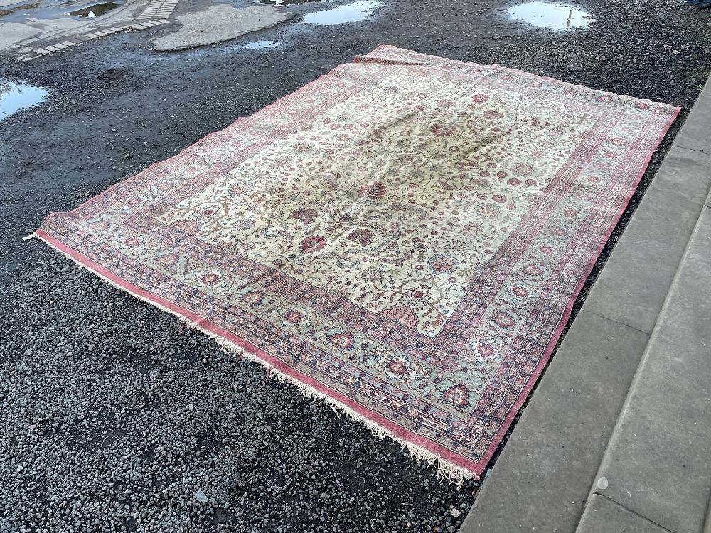 AN EARLY 20TH CENTURY PERSIAN CARPET, THE EAU DE NIL GROUND DECORATED WITH ALL OVER DESIGN OF