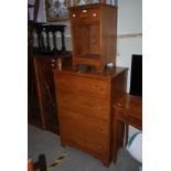 MODERN CHEST OF FOUR DRAWERS TOGETHER WITH A MATCHING BEDSIDE CABINET.