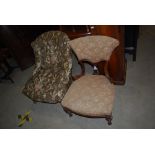 A 19TH CENTURY WALNUT BUTTON-DOWN UPHOLSTERED SIDE CHAIR ON TAPERED CYLINDRICAL SUPPORTS WITH