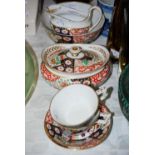 AN EARLY 19TH CENTURY DERBY PART TEA SET COMPRISING TWO CUPS AND SAUCERS, OVAL-SHAPED SUGAR BOWL AND