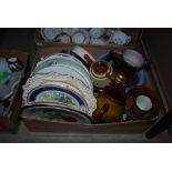 BOX OF ASSORTED HOUSEHOLD CERAMICS TO INCLUDE JUGS, BOWLS, PLATES, ETC.