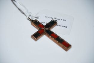 A LATE 19TH / EARLY 20TH CENTURY SCOTTISH YELLOW METAL CRUCIFIX PENDANT SET WITH BLOODSTONE AND