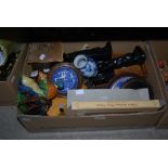 BOX OF ASSORTED HOUSEHOLD ITEMS TO INCLUDE MANTEL CLOCK, PHOTOGRAPH FRAME, CARVED WOODEN STANDS,