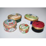 FOUR ASSORTED VINTAGE HALCYON DAY ENAMEL BOXES, AND ANOTHER ENAMEL BOX PRESENTED ON THE OCCASION