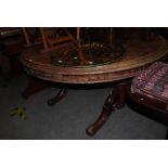 A 19TH CENTURY MAHOGANY CIRCULAR DINING TABLE.