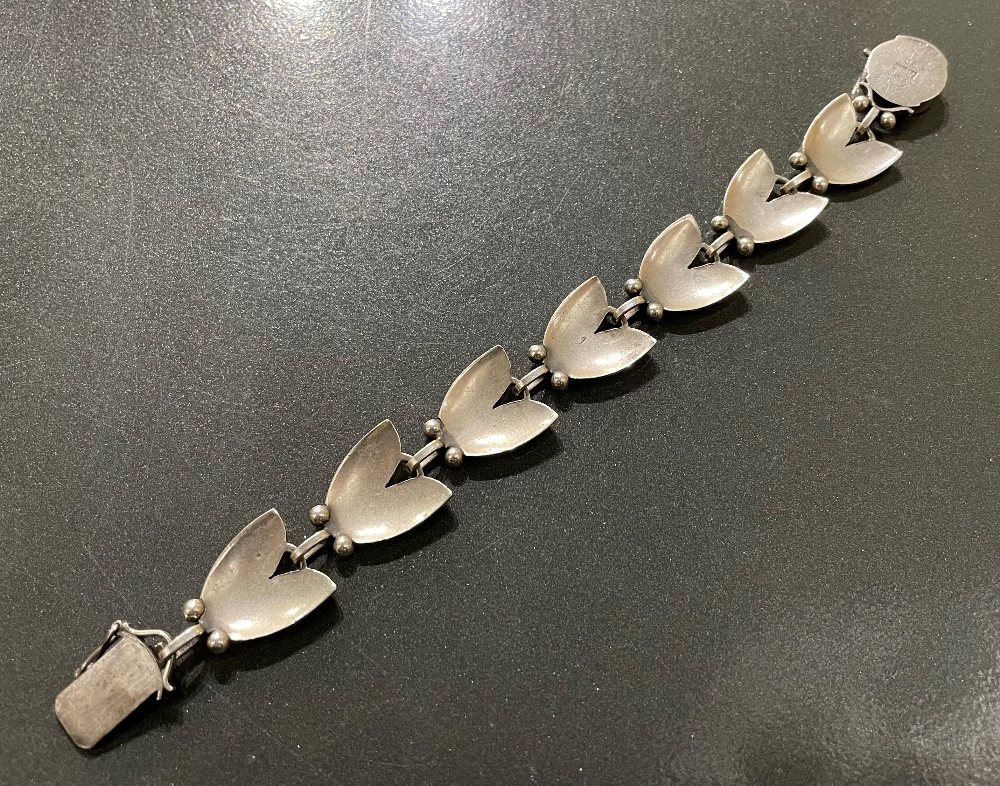 A MID 20TH CENTURY GEORG JENSEN SILVER TULIP PATTERN BRACELET, DESIGN 93, LONDON IMPORT DATED - Image 3 of 4