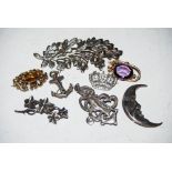 A COLLECTION OF EIGHT ASSORTED BROOCHES TO INCLUDE BIRMINGHAM SILVER ART NOUVEAU BROOCH CENTRED WITH