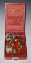 VINTAGE RED LEATHER JEWELLERY BOX CONTAINING ASSORTED COSTUME JEWELLERY TO INCLUDE WHITE METAL CAP