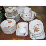 A ROYAL WORCESTER EVESHAM PATTERN PART DINNER SET