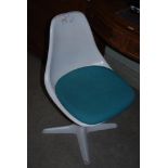 MAURICE BURKE FOR ARKANA, SWIVEL SIDE CHAIR WITH BLUE UPHOLSTERED SEAT.