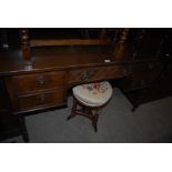 STAINED OAK MIRROR-BACK DRESSING TABLE, PAIR OF MATCHING SINGLE DRAWER BEDSIDE TABLE AND A