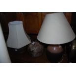 TWO DECORATIVE TABLE LAMPS AND SHADES, AND A MOTTLED BROWN GLASS BALL-SHAPED LIGHT SHADE.