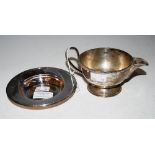 A SHEFFIELD SILVER CREAM JUG TOGETHER WITH A CIRCULAR SILVER SAUCER DISH, 8.2 TROY OZS.