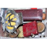 A BOX CONTAINING ASSORTED VINTAGE KEYS, LIGHTERS, AA CAR BADGE ETC