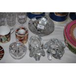 COLLECTION OF ASSORTED GLASSWARE TO INCLUDE THREE ANIMAL ORNAMENTS, TWO ASHTRAYS AND A GLASS CUBE.