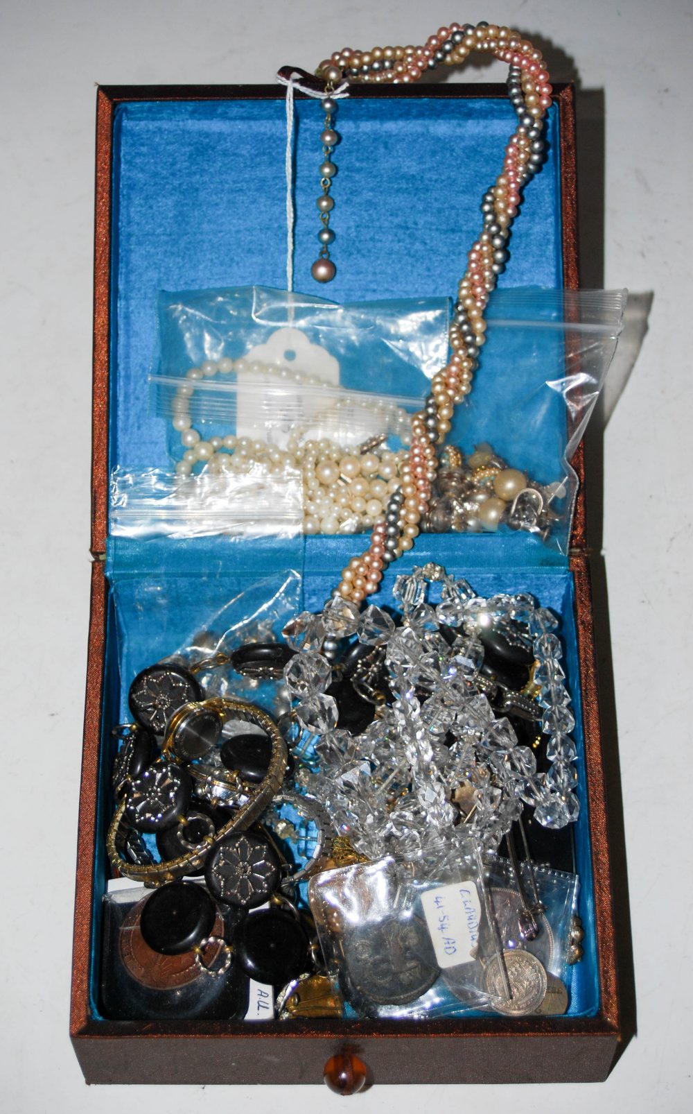 A BOX OF ASSORTED VINTAGE COINAGE, WRISTWATCHES, COSTUME JEWELLERY