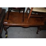 MID-20TH CENTURY WALNUT RECTANGULAR COFFEE TABLE ON CABRIOLE LEGS.