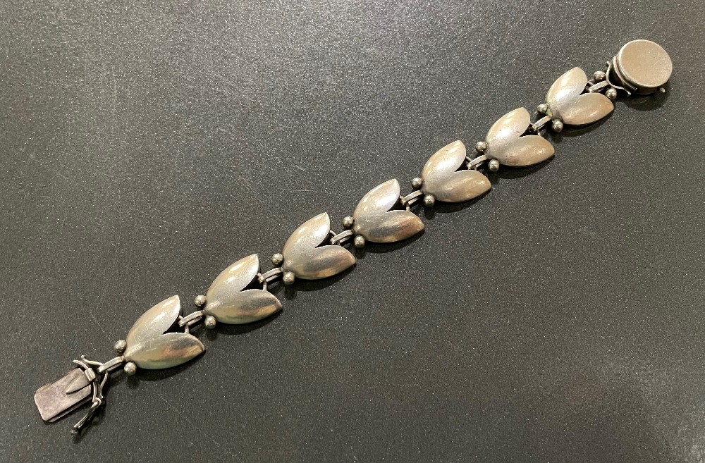 A MID 20TH CENTURY GEORG JENSEN SILVER TULIP PATTERN BRACELET, DESIGN 93, LONDON IMPORT DATED - Image 4 of 4