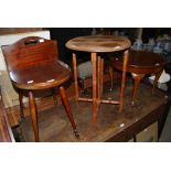 A 19TH CENTURY MAHOGANY BUTLERS ASSISTANT / CUTLERY TRAY ON STAND TOGETHER WITH AN OVAL FOLDING