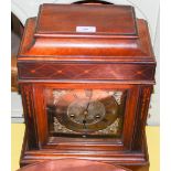 AN EARLY 20TH CENTURY MAHOGANY AND MARQUETRY MANTLE CLOCK, THE BRASS DIAL WITH BLACK ROMAN