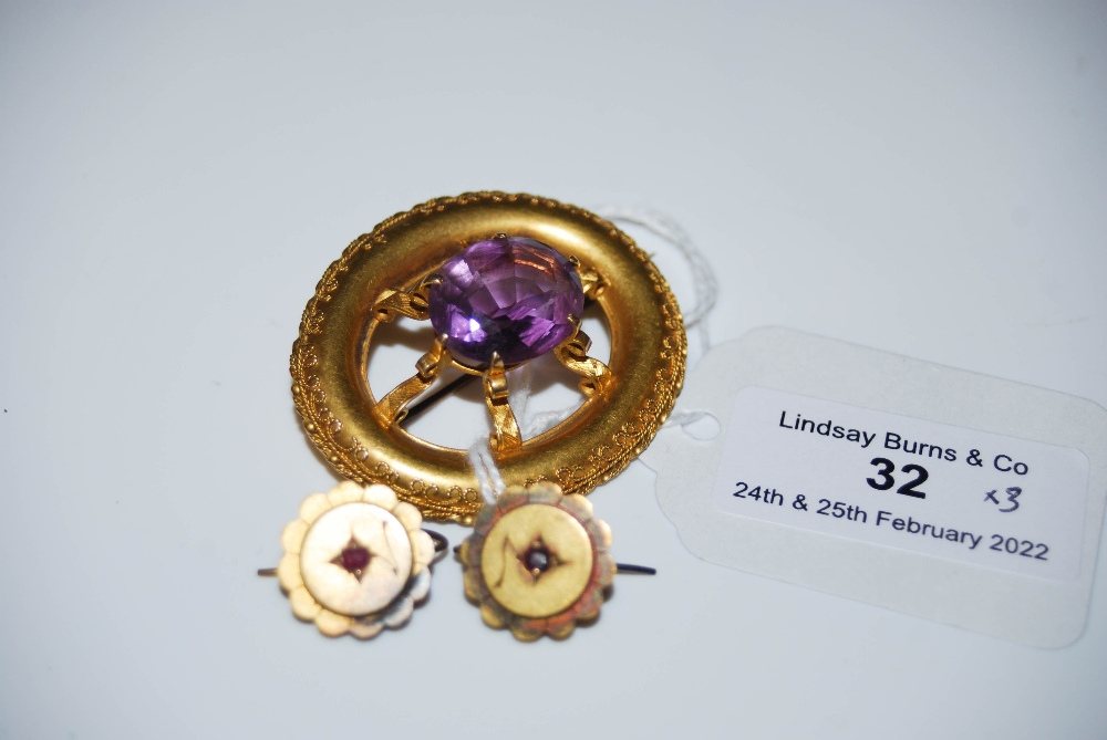 LATE 19TH CENTURY YELLOW METAL OVAL BROOCH, CENTRED WITH FACET CUT AMETHYST COLOURED OVAL STONE,