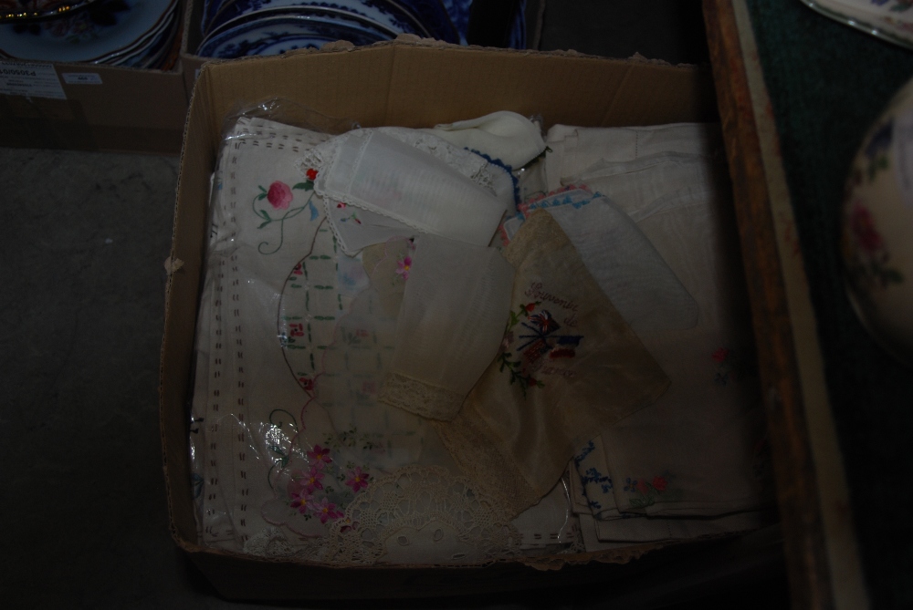 BOX OF ASSORTED LINEN AND NAPERY.