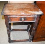 A 17TH CENTURY STYLE OAK SIDE TABLE WITH SINGLE FRIEZE DRAWER.