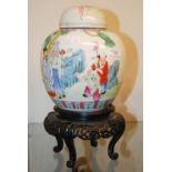 A CHINESE PORCELAIN FAMILLE ROSE JAR AND COVER, LATE 19TH / EARLY 20TH CENTURY, DECORATED WITH