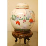 A CHINESE PORCELAIN FAMILLE ROSE JAR AND COVER, LATE 19TH / EARLY 20TH CENTURY, DECORATED WITH